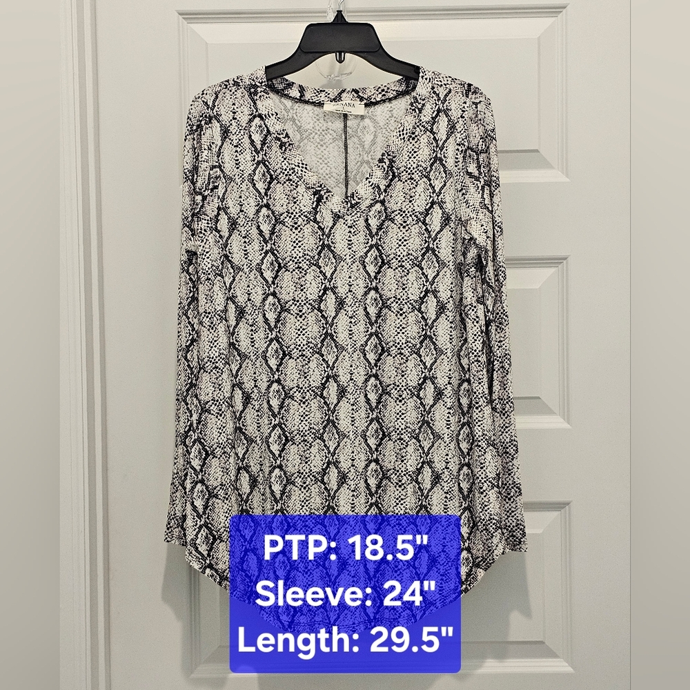 Zenana Outfitters Long Sleeve Snake Print V-neck Tunic Top, NWOT, Size Large